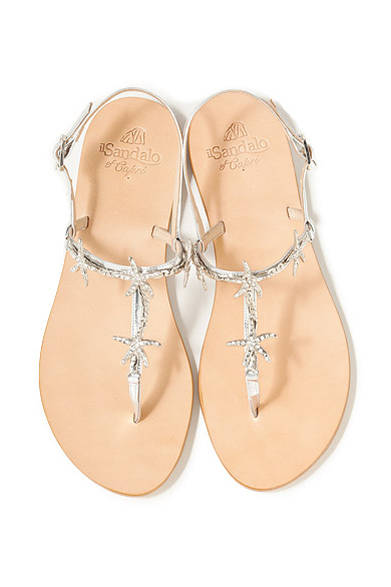 <strong>il Sandalo of Capri ｜イル サンダロ オブ カプリ</strong><br />イタリア・カプリ島発祥のブランド「イル サンダロ オブ カプリ」。今回の別注でアレンジされたストラップのシルバーカラーと、スターフィッシュのモチーフが愛らしい。エストネーション別注・大阪店先行発売。3万7800円