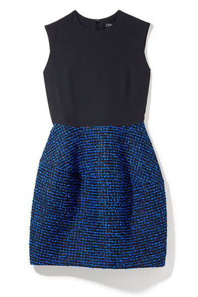 <strong>YOKO CHAN｜ヨーコ チャン</strong><br />上質な素材を用いたミニマルなデザインに特徴のある「ヨーコ チャン」。美しいシルエットのワンピースは、シルクとサマーツイードのコンビ。エストネーション別注・大阪店先行発売。6万4800円