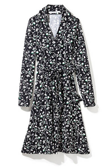 <strong>DIANE von FURSTENBERG｜ダイアン フォン ファステンバーグ</strong><br />ニューヨークを代表するブランド「ダイアン フォン ファステンバーグ」。フラワープリントをモノトーンで表現したエレガントなシルク製のワンピース。エストネーション大阪店限定。7万6680円