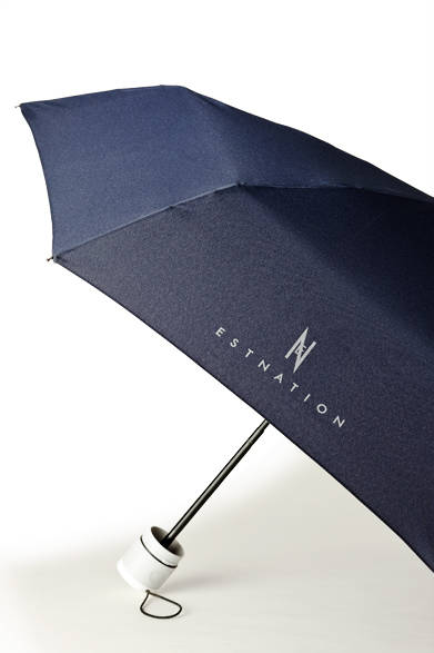 <strong>ESTNATION｜エストネーション</strong><br />3月30日（月）の正午まで特設サイトで受付を行っている、エストネーションメンバーズカードに事前入会し、4月2日（木）以降に大阪店でカードを受け取るとプレゼントされる折りたたみ傘（先着300名限定）。このほか、商品購入時に使える1000ポイントの特典も。