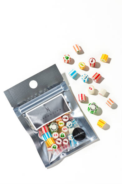 <strong>PAPABUBBLE × ESTNATION｜パパブブレ</strong><br />オープンを記念して先着1000名に配布されるキャンディ（一人ひとつ限り）。バルセロナ発祥のアートキャンディ専門店「パパブブレ」とエストネーションがコラボレーションした限定品。