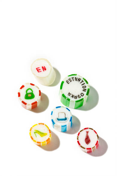 <strong>PAPABUBBLE × ESTNATION｜パパブブレ</strong><br />「パパブブレ」のキャンディには、洋服やアクセサリーなど、可愛らしいモチーフが描かれている。