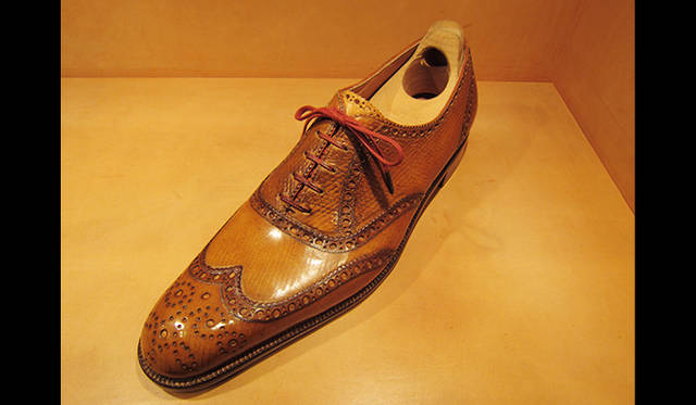 「ロシアンレインディア」を使用したウイングチップシューズ