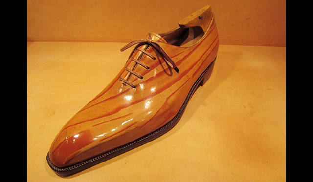 ボックスカーフに、愛知県の伝統工芸である「有松絞」という加工をほどこした素材を使用したホールカットシューズ