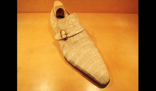 深谷氏の師であるアレッサンドロ•ステッラ氏の名を冠したモデル「フィッビア•ステッラ」。素材はワニ革のスエードを使用。バックルもオリジナルデザインで、フィレンツェの彫金師が手作りで製作したもの