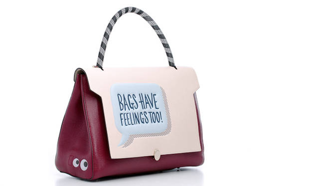 <strong>New Top Handle</strong><br><br><strong>ANYA HINDMARCH｜アニヤ・ハインドマーチ</strong><br><br>学生時代のステッカーから着想を得た今シーズン。上質レザーにユーモアたっぷりのメッセージやイラストをあしらっている。ナイロンを編み込んだ「バンジー・ストラップ」のハンドルが、スポーティなムードを漂わせる。<br><br>「バサースト・サッチェル」［H24×W32.5×D14㎝］24万8400円<br>アニヤ・ハインドマーチ／アニヤ・ハインドマーチ ジャパン　0800−800−9120<br>