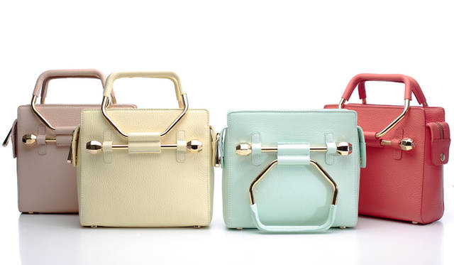 <strong>Petit & Colorful Bag</strong><br><br> <strong>VIKTOR & ROLF｜ヴィクター＆ロルフ</strong><br><br>  手榴弾をデフォルメした装飾をバーの両端に施した、ヴィクター&ロルフのヒットバッグ「ボンベット」から、ミニサイズがこの春仲間入りした。まるで、お菓子のようなスウィートなカラーのバッグで、春を先取りしたい。 <br><br> 「ベイビー ボンべット バッグ」［H18×W20×D7㎝］各13万5000円　<br>ヴィクター＆ロルフ／スタッフ インターナショナル ジャパン　03-5794-9931