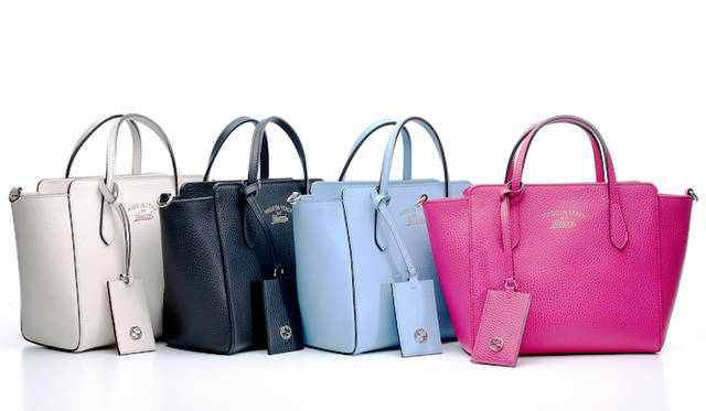 <strong>Petit & Colorful Bag</strong><br><br> <strong>GUCCI｜グッチ</strong><br><br>  シボのテクスチャーが美しいレザーに刻印された、優美なスクリプトロゴ。取り外し可能なIDタグにはインターロッキングGもあしらわれている。グッチの意匠が感じられるバッグだ。春色に染まった「グッチ スウィング」を揺らして、出かけよう。 <br><br> 「グッチ スウィング」ミニ レザートップハンドルバッグ（ショルダーストラップつき）［H20×W21.5×D11㎝］各13万1760円 <br>グッチ／グッチ ジャパン　Tel. 03-5469-6611