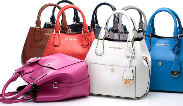 <strong>Petit & Colorful Bag</strong><br><br> <strong>MICHAEL Michael Kors｜マイケル マイケル・コース</strong><br><br>  トレンドを取り込んだバッグでスマッシュヒットを飛ばすマイケル・コースから新作が登場。構築的なシルエットのバッグは、ビビッドなレザーを内側に配したデザイン。12色というバリエーションのなかから自分好みの色がきっと見つかる。 <br><br> 「グリニッチ」MDサイズ［H22×W25×D14㎝］各5万9400円<br> マイケル マイケル・コース／マイケル・コース ジャパン　03-5772-4611