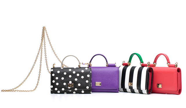 <strong>Petit & Colorful Bag</strong><br><br> <strong>DOLCE & GABBANA｜ドルチェ＆ガッバーナ</strong><br><br>  その名のとおり、スマートフォンを入れるためのミニバッグがドルチェ＆ガッバーナから届いた。小さなハンドルに、ゴールドの華奢なチェーン。なによりもストライプやレオパードのプリントが華やか。ドルチェ＆ガッバーナらしい、グラマラスなプチバッグは、持つだけで気分をアップしてくれそう。 <br><br> 「ミニ フォン バッグ」［H10×W16×D3.5㎝］（ストライプ＆ドット）11万8800円（パープル、コーラル）9万9360円<br>ドルチェ＆ガッバーナ／ドルチェ＆ガッバーナ ジャパン　03-6419-2220