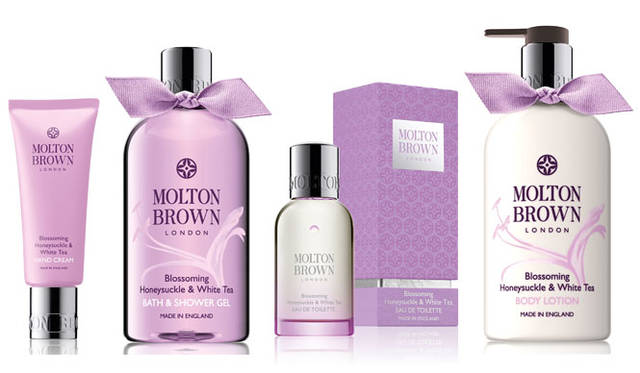 <strong>MOLTON BROWN｜モルトンブラウン</strong><br />左から、「ブロッサミング ハニーサックル＆ホワイトティ ハンドクリーム」、「ブロッサミング ハニーサックル＆ホワイトティ バス＆シャワージェル」、「ブロッサミング ハニーサックル＆ホワイトティ オードトワレ」、「ブロッサミング ハニーサックル＆ホワイトティ ボディローション」
