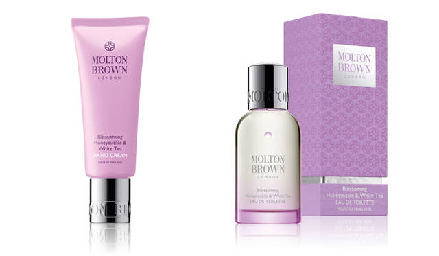 <strong>MOLTON BROWN｜モルトンブラウン</strong><br />左／「ブロッサミング ハニーサックル＆ホワイトティ ハンドクリーム」1944円 [40mL]、右／「ブロッサミング ハニーサックル＆ホワイトティ オードトワレ」9720円 [50mL]