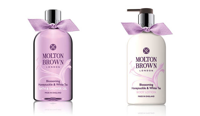<strong>MOLTON BROWN｜モルトンブラウン</strong><br />左／「ブロッサミング ハニーサックル＆ホワイトティ バス＆シャワージェル」3888円 [300mL]、右／「ブロッサミング ハニーサックル＆ホワイトティ ボディローション」5832円 [300mL]