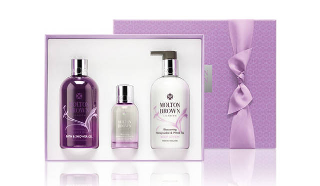 <strong>MOLTON BROWN｜モルトンブラウン</strong><br />オードトワレ、バス＆シャワージェル、ボディローションのセット「ブロッサミング ハニーサックル＆ホワイトティ エッセンス オブ ビューティ フレグランスギフト」1万7280円（数量限定）