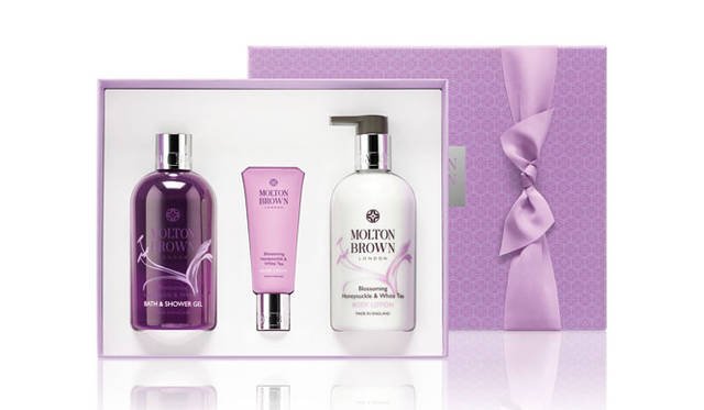 <strong>MOLTON BROWN｜モルトンブラウン</strong><br />ハンドクリーム、バス＆シャワージェル、ボディローションのセット「ブロッサミング ハニーサックル＆ホワイトティ ボディ インダルジェンスギフト」1万260円（数量限定）