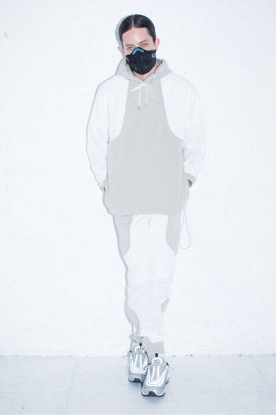 <strong>2015年春夏コレクション</strong><br />ORIGINAL TECH FABRIC PARKA 2万9160円、ORIGINAL TECH FABRIC TRACK PANTS 2万5920円