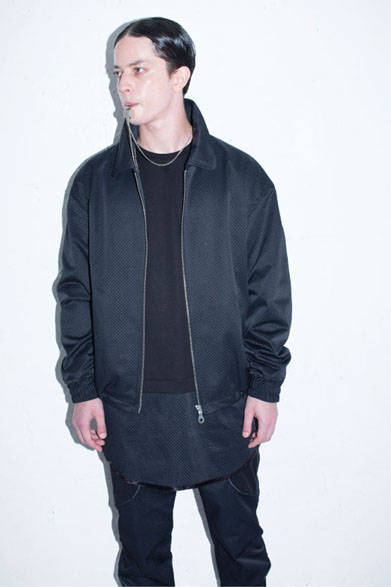 <strong>2015年春夏コレクション</strong><br />REFLECTOR SHEET BACK POINT BLOUSON 3万8880円、LAYERED TECH LONG TOPS 2万1600円、ORIGINAL TECH FABRIC TRACK PANTS 2万5920円