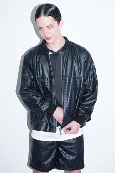 <strong>2015年春夏コレクション</strong><br />ORIGINAL FABRIC SHORT BLOUSON 3万9960円、MIX FABRIC GAME SHIRTS 1万6200円、ORIGINAL FABRIC SHORT PANTS 2万2680円