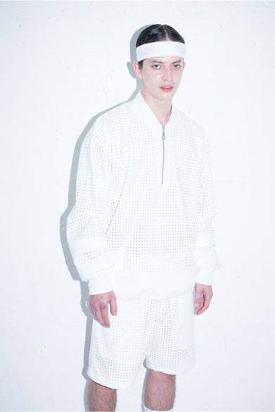 <strong>2015年春夏コレクション</strong><br />ORIGINAL FABRIC BIG PULL OVER 4万3200円、ORIGINAL FABRIC SHORT PANTS 2万2680円