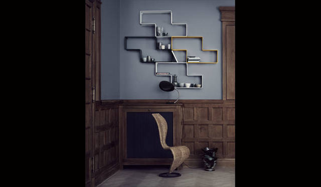 <strong>LIVING MOTIF｜リビング・モティーフ</strong><br />「GUBI」単体でもパズルのように組み合わせても使える壁掛けシェルフは1950年代の復刻。空間にリズム感を与えてくれる。各6万1560円