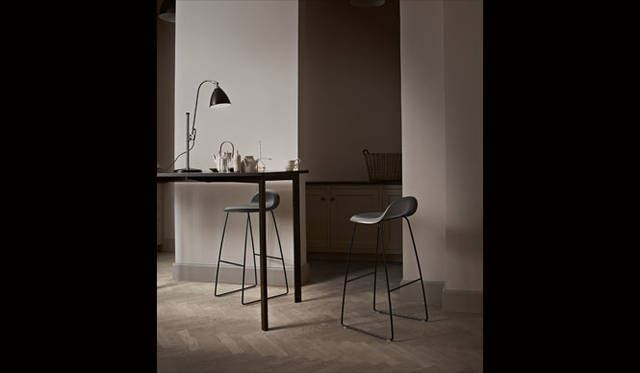 <strong>LIVING MOTIF｜リビング・モティーフ</strong><br />「GUBI」ミニマルなシルエットのバーテーブルとハイスツールが都会的な雰囲気を演出する。スツール7万3440円、バーテーブル30万2400円