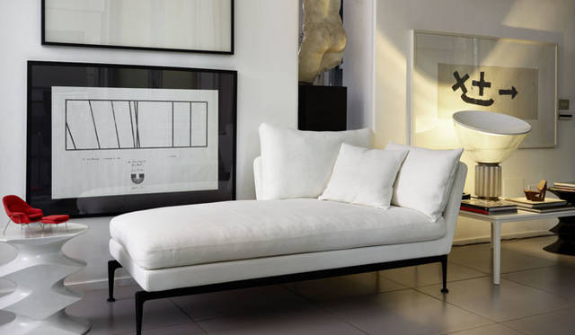 <strong>LIVING MOTIF｜リビング・モティーフ</strong><br />「Vitra」巨匠アントニオ・チッテリオによるミッドセンチュリーを思わせる美しい脚が印象的なスイタソファ シェーズロング。47万8440円　©vitra