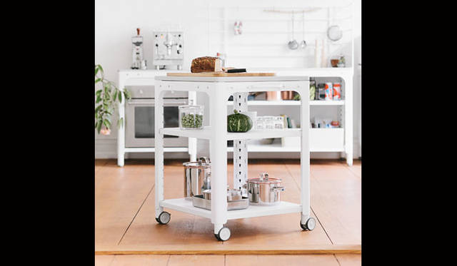 <strong>LIVING MOTIF｜リビング・モティーフ</strong><br />「n by Naber」基本フレームをベースに、好みやライフスタイルに応じて自由に組立てられる革新的なキッチン。ワーキングテーブル34万5600円