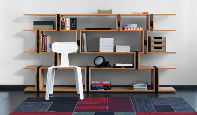 <strong>LIVING MOTIF｜リビング・モティーフ</strong><br />「JANUA」棚板を固定するストラップが目を引くユニットシェルフ。フレキシブルな棚構成が可能。94万7160円