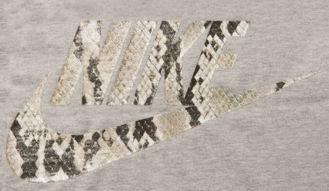 <strong>BEAUTY&YOUTH｜ビューティ＆ユース</strong><br />NIKE PYTHON GRY TEE BYSP（1217-499-8551）4320円