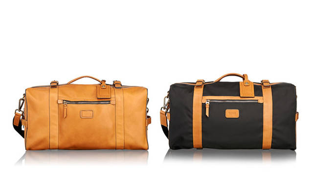 <strong>TUMI｜トゥミ</strong><br />「トゥミ 1975コレクション」<br />写真左 スクエア・ダッフル 25万3800円（タン）　写真右 15万1200円（ブラック / タン）