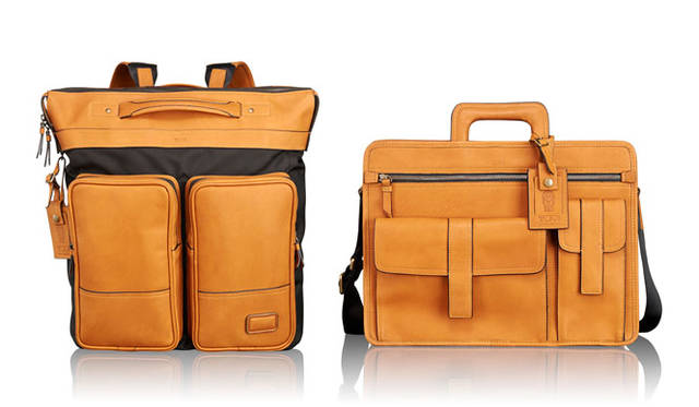 <strong>TUMI｜トゥミ</strong><br />「トゥミ 1975コレクション」<br />写真左 リュックサック（ブラック / タン）13万5000円　写真右 スリム・ブリーフ（タン）16万2000円