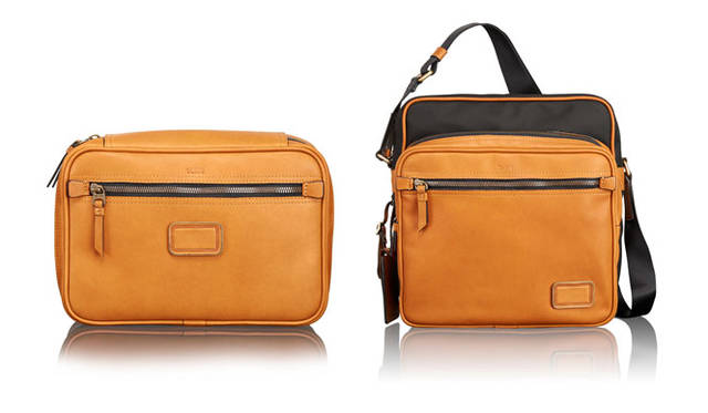 <strong>TUMI｜トゥミ</strong><br />「トゥミ 1975コレクション」<br />写真左 ラージ・トラベル・キット（タン）4万8600円　写真右 N/S クロスボディ（ブラック / タン）8万4240円