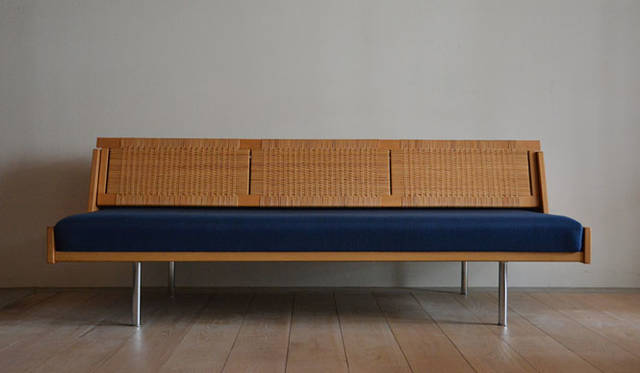 <strong>ACTUS｜アクタス</strong><br />アクタス新宿店「ヴィンテージ家具オークション」<br />「GE7 DAYBED」　DESIGNER：HANS.J WEGNER（ハンス．J．ウェグナー）、PRODUCER：GETAMA（ゲタマ）<br>ウェグナーがデザインした珍しい籐張りのデイベッド。ブルーと籐のコンビネーションが北欧らしいコントラストを描く。
