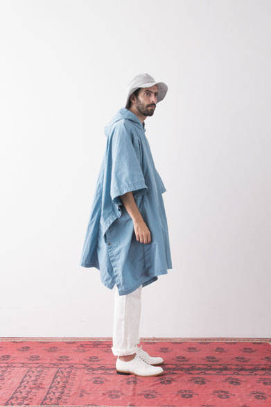 <strong>2015年春夏コレクション</strong><br />Poncho 2万5920円、Liverano & Liverano Denim Pants 3万9960円、Bush Hat 9180円