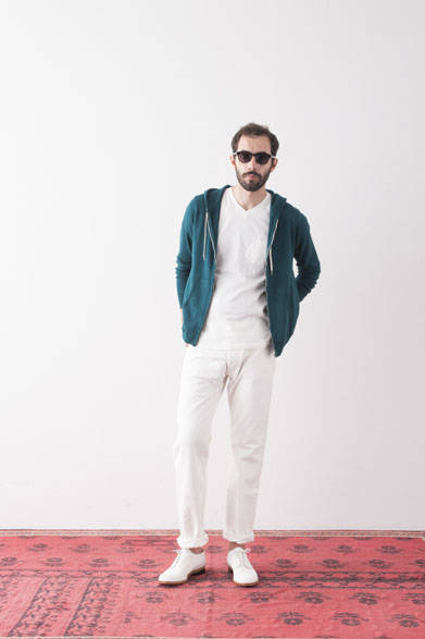 <strong>2015年春夏コレクション</strong><br />Zip Parker 2万3760円、V-Neck Pocket T 8640円、Liverano & Liverano Denim Pants 3万9960円、Eye Wear collaborated with “BLANC.” 2万3760円