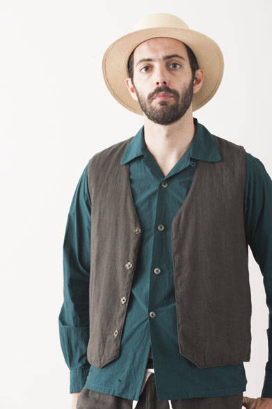 <strong>2015年春夏コレクション</strong><br />Amish Gilet 1万9440円、L/S Open Collar Shirts 1万7280円、Center Seam Shorts 1万7280円、Amish Panama Hat 1万9440円