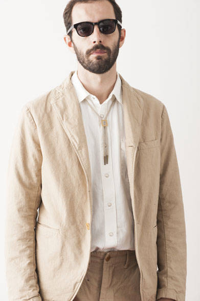 <strong>2015年春夏コレクション</strong><br />Overdye 3B Jacket 3万1320円、Overdye Tapered Trouser 1万9440円、Eye Wear collaborated with “BLANC.” 2万3760円