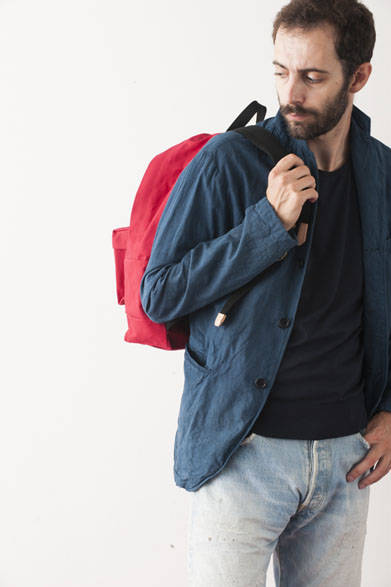<strong>2015年春夏コレクション</strong><br />Overdye 3B Jacket / 藍泥染 3万4560円、Back Pack 2万4300円