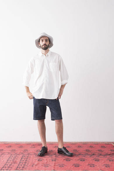 <strong>2015年春夏コレクション</strong><br />Big Silhouette Shirts 1万9440円、“Thea” Denim Shorts 1万9440円、Eye Wear collaborated with “BLANC.” 2万3760円
