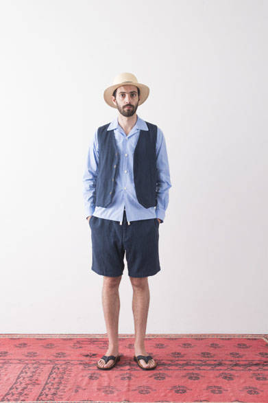 <strong>2015年春夏コレクション</strong><br />Amish Gilet 1万9440円、L/S Open Collar Shirts 1万7280円、Center Seam Shorts 1万7280円、Amish Panama Hat 1万9440円