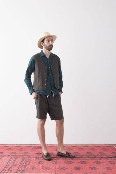 <strong>2015年春夏コレクション</strong><br />Amish Gilet 1万9440円、L/S Open Collar Shirts 1万7280円、Center Seam Shorts 1万7280円、Amish Panama Hat 1万9440円