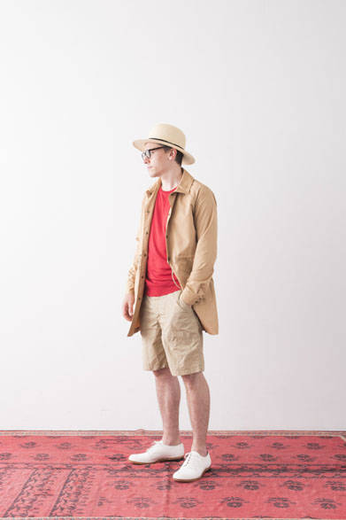 <strong>2015年春夏コレクション</strong><br />Long Coach Jacket 3万240円、Easy Shorts 1万6200円、Amish Panama Hat 1万9440円、Eye Wear collaborated with “BLANC.” 2万3760円