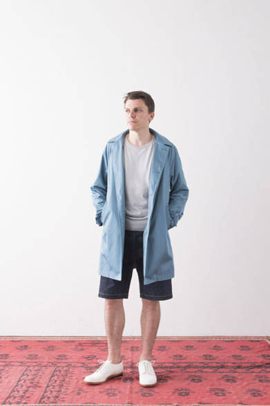 <strong>2015年春夏コレクション</strong><br />Hood Coat 4万1040円、“Thea” Denim Shorts 1万9440円