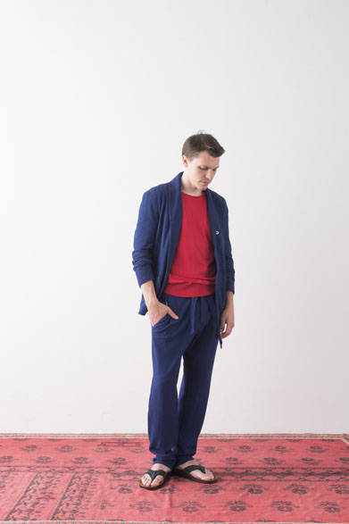 <strong>2015年春夏コレクション</strong><br />Shawl Collar Jacket 2万8080円、One Tuck Easy Pants 1万9440円