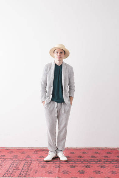 <strong>2015年春夏コレクション</strong><br />Shawl Collar Jacket 2万8080円、V-Neck Pocket T 8640円、One Tuck Easy Pants 1万9440円、Amish Panama Hat 1万9440円