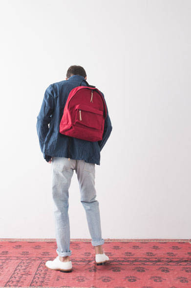 <strong>2015年春夏コレクション</strong><br />Overdye 3B Jacket / 藍泥染 3万4560円、Back Pack 2万4300円