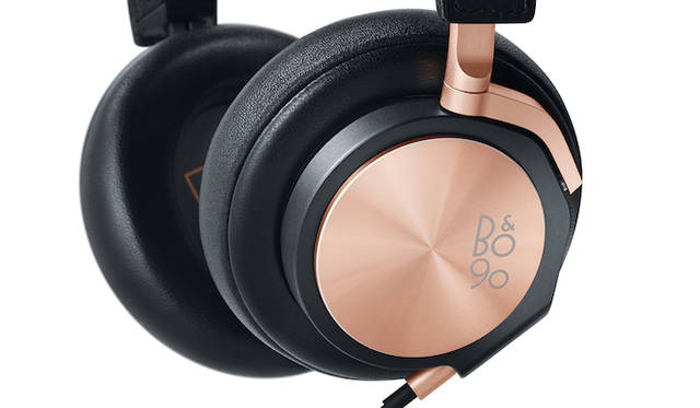<strong>Bang & Olufsen｜バング＆オルフセン  Love Affair Collection BeoPlay H6</strong><br />快適な装着感を実現したヘッドフォン。厳選された高品質素材を使用し、ナチュラルで臨場感のあるサウンドパフォーマンスを耳元で。4万1715円（税抜）