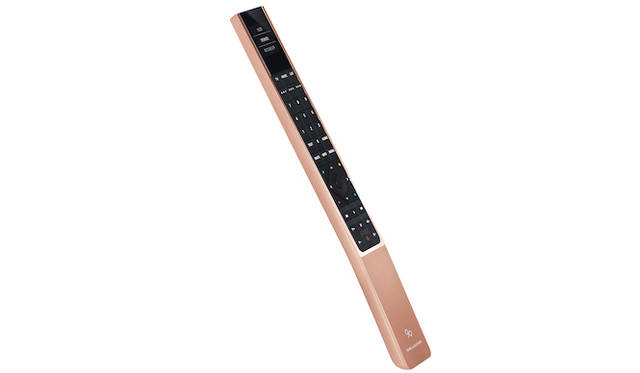 <strong>Bang & Olufsenバング＆オルフセン  Love Affair Collection BeoRemote One</strong><br />1つのアルミニウムプレートから成型され、人間工学に基づいたデザインを採用。適度な重さは一度手に持ったら離したくなくなるほど。4万3000⚪️円（税抜）