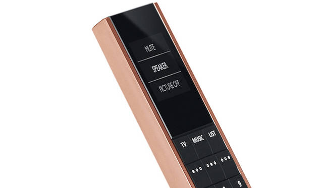 <strong>Bang & Olufsen｜バング＆オルフセン  Love Affair Collection BeoRemote One</strong><br />1つのアルミニウムプレートから成型され、人間工学に基づいたデザインを採用。適度な重さは一度手に持ったら離したくなくなるほど。4万3000円（税抜）