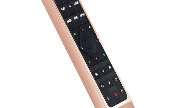 <strong>Bang & Olufsen｜バング＆オルフセン  Love Affair Collection BeoRemote One</strong><br />1つのアルミニウムプレートから成型され、人間工学に基づいたデザインを採用。適度な重さは一度手に持ったら離したくなくなるほど。4万3000円（税抜）